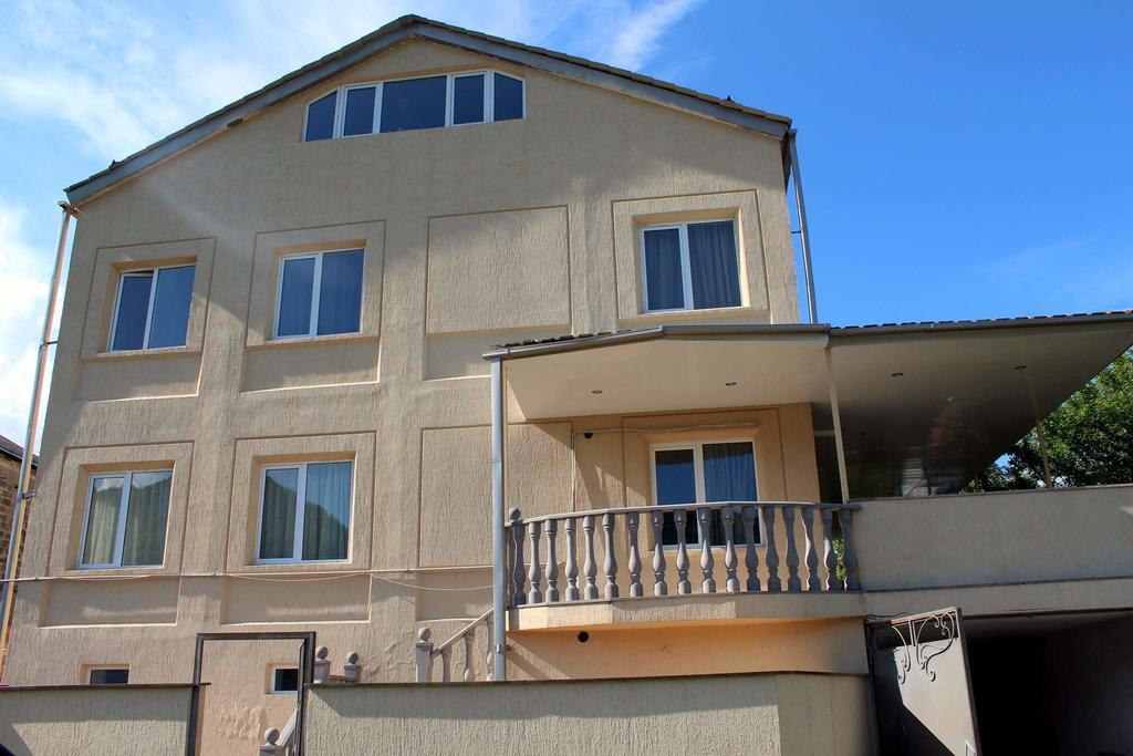 Family & Friends Guest House Dilisan Kültér fotó